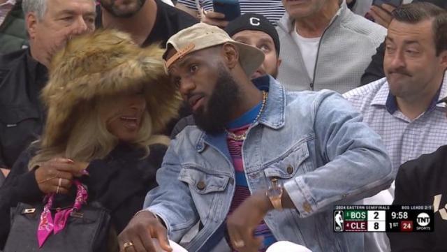 真人百家乐游戏-2018年加盟湖人后首回骑士看球 詹皇现身引爆克城