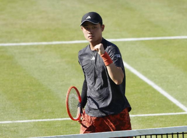 真人百家乐技巧-把世界第七逼入决胜盘 吴易昺的草地表现又进步了